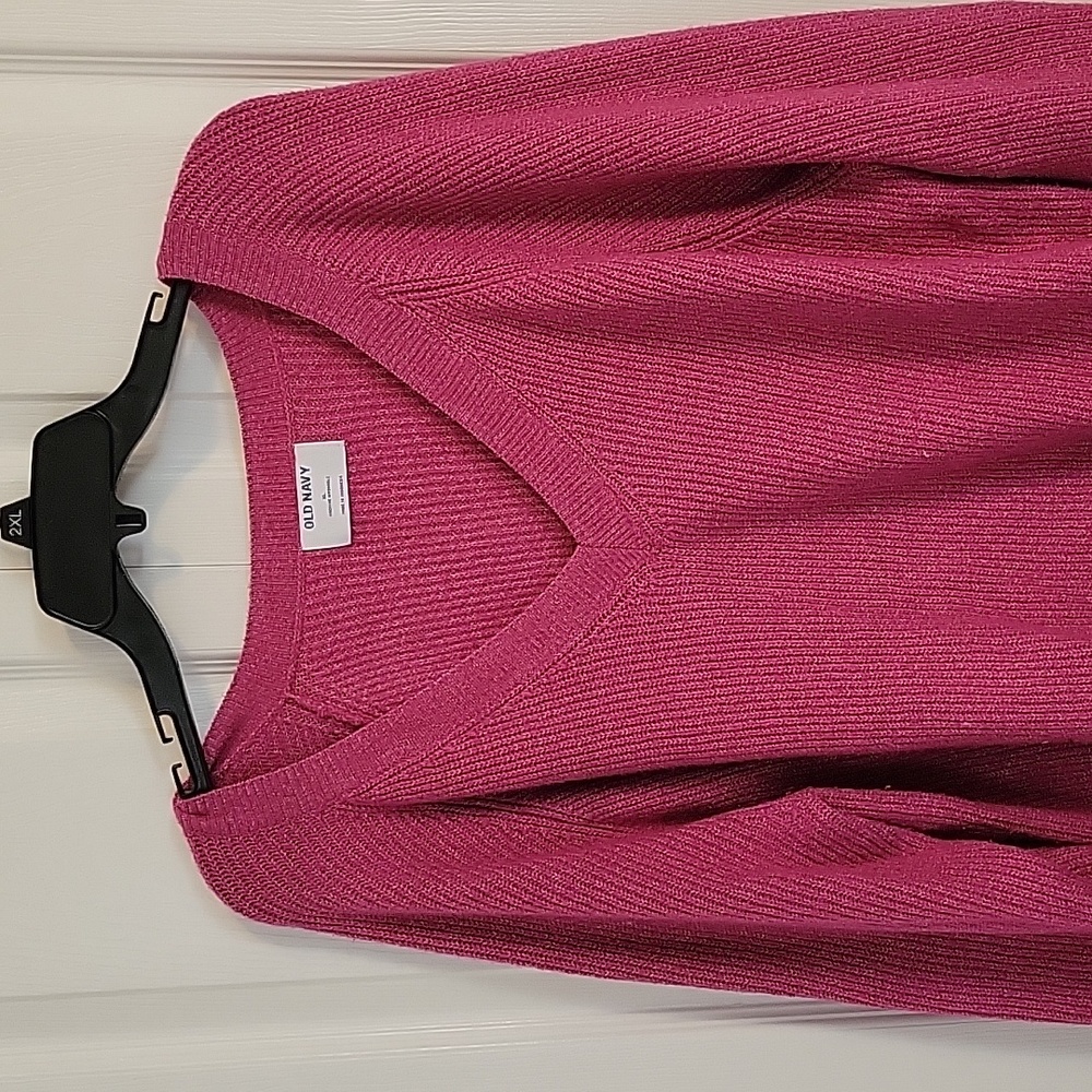 Womens Old Navy v neck sweater. Still has a lot of life. Washes great! Runs big.